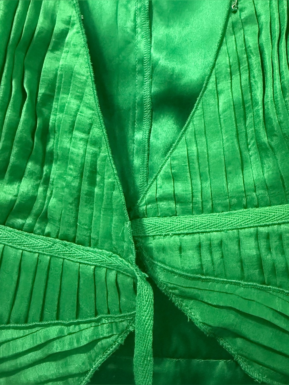 DVF Diane von Furstenberg Green 100% Silk Pleated Short Sleeve Wrap Tie Top 2 - Picture 7 of 11